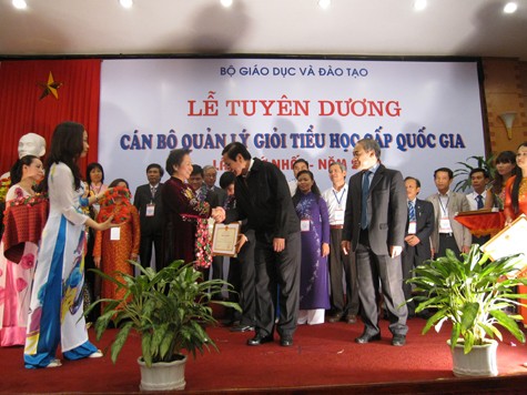 Phó Chủ tịch nước Nguyễn Thị Doan, lãnh đạo Bộ Giáo dục – Đào tạo và Vụ Giáo dục Tiểu học đã trao thưởng cho 226 gương cán bộ quản lý giáo dục tiểu học giỏi